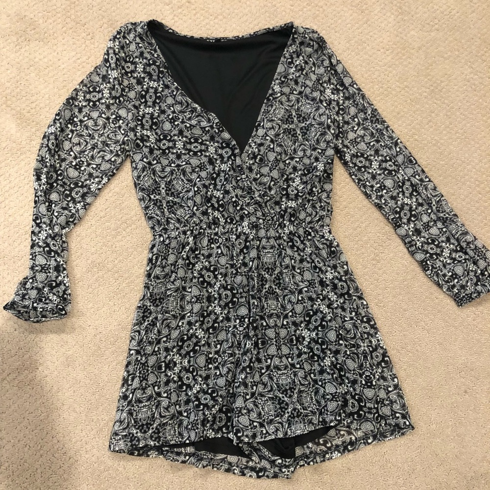 4 Express Rompers & 1 Dress (bundle) - Picture 3 of 7